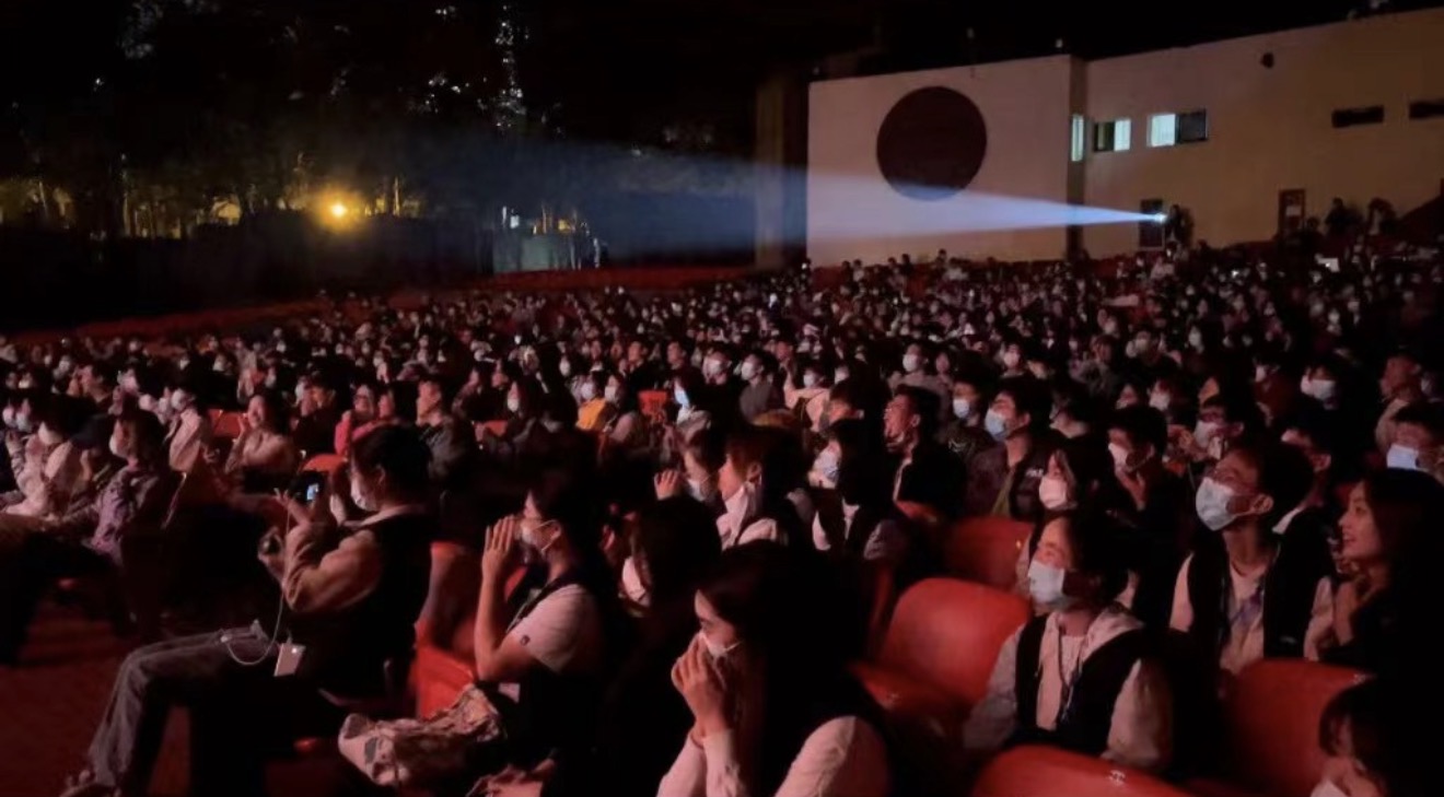 学院晚会现场满座